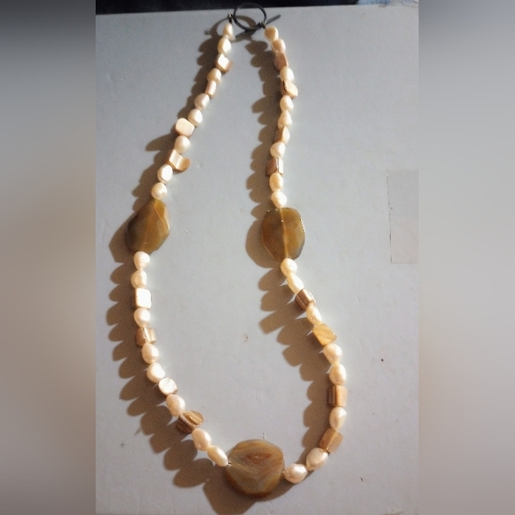  Faceted Agate &  Natural Nacre shell beads. Sterling silver catch - Picture 3 of 4